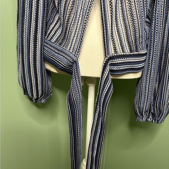 Elegant Blue Striped V-Neck Blouse - Picture 5 of 15